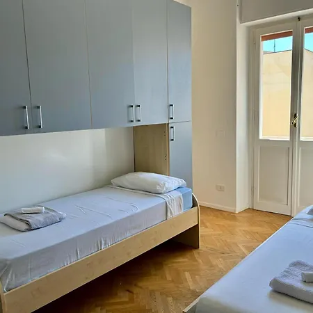 Modernoappartamento Su Due Piani 아파트 사사리