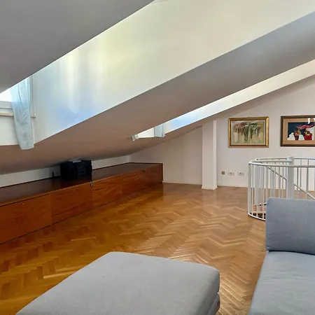 Modernoappartamento Su Due Piani 사사리