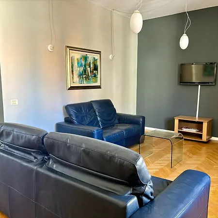 Modernoappartamento Su Due Piani 아파트