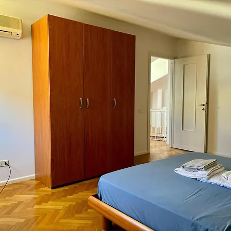 Modernoappartamento Su Due Piani 아파트