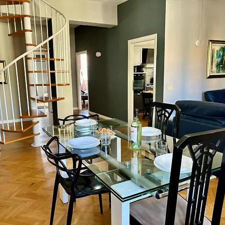 Modernoappartamento Su Due Piani 사사리