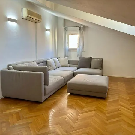 Modernoappartamento Su Due Piani 아파트