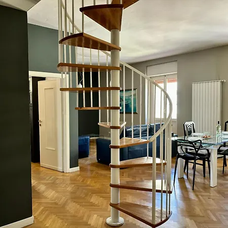 Modernoappartamento Su Due Piani 아파트 *