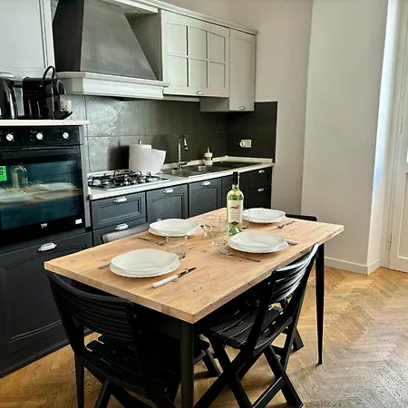 Modernoappartamento Su Due Piani 아파트 사사리